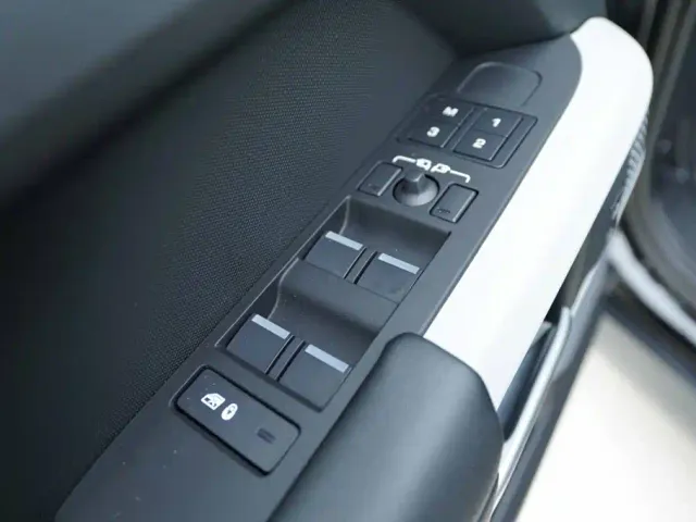 Land Rover Defender — Фото автомобиля 10