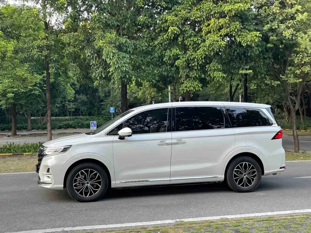 Roewe iMAX8 — Фото автомобиля 19