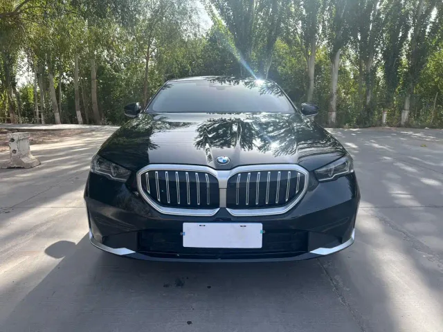 BMW 5 Series — Фото автомобиля 2