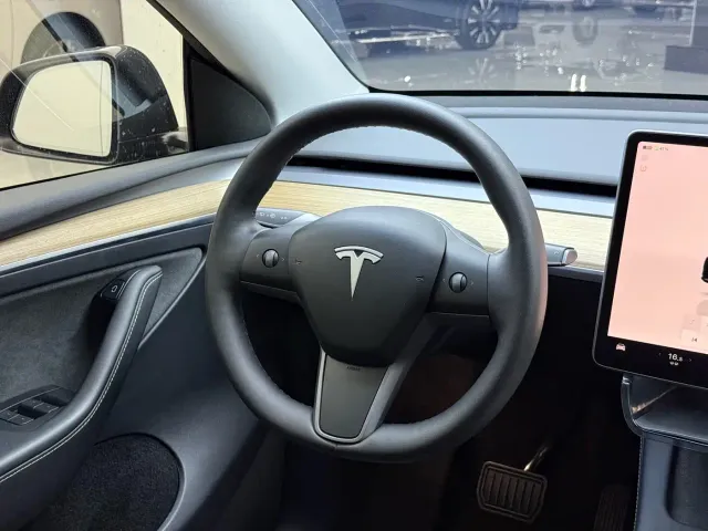 Tesla Model Y — Фото автомобиля 7