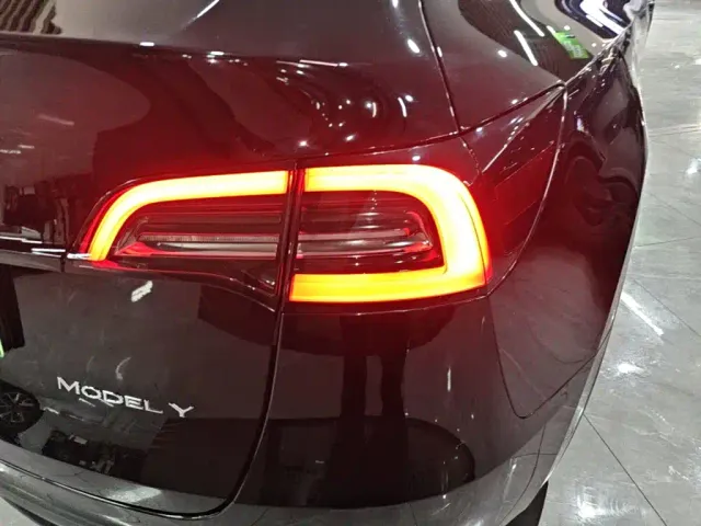 Tesla Model Y — Фото автомобиля 7