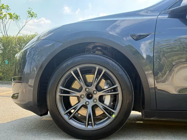 Tesla Model Y — Фото автомобиля 14