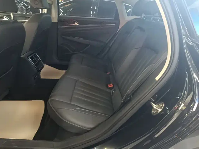 Volkswagen Passat — Фото автомобиля 16