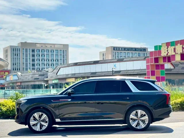 Hongqi E-HS9 — Фото автомобиля 5