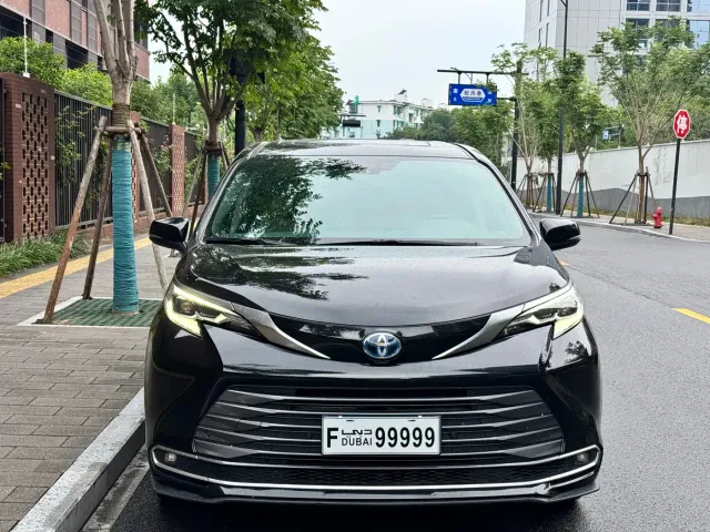 Toyota Sienna — Фото автомобиля 2