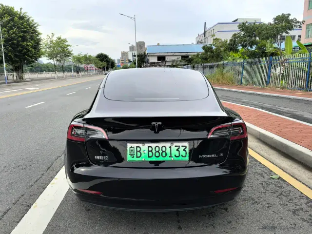 Tesla Model 3 — Фото автомобиля 5