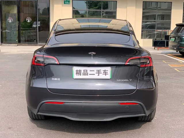 Tesla Model Y — Фото автомобиля 5