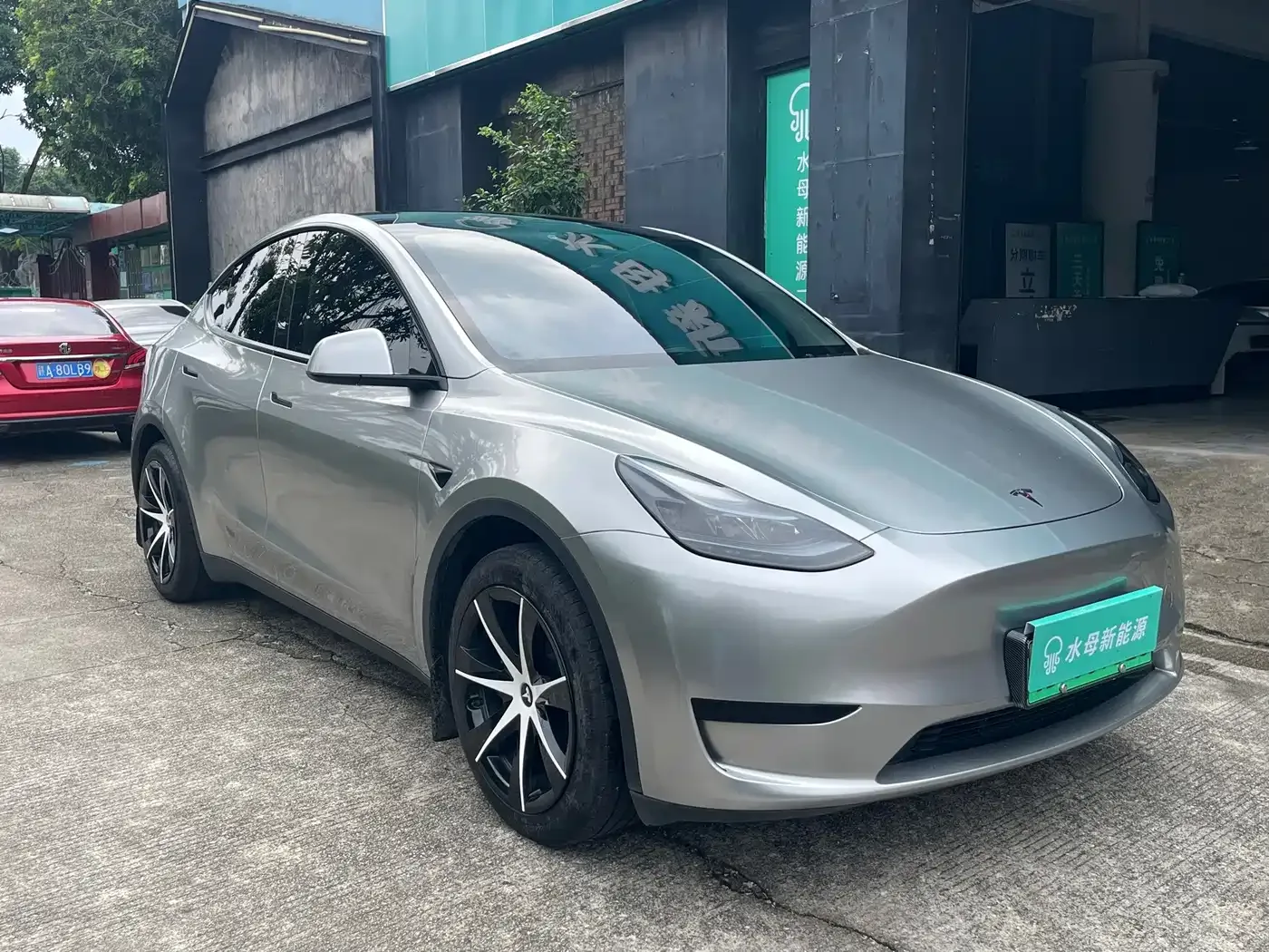 Tesla Model Y 2024 Rear-Wheel Drive Version — Фото автомобиля 3