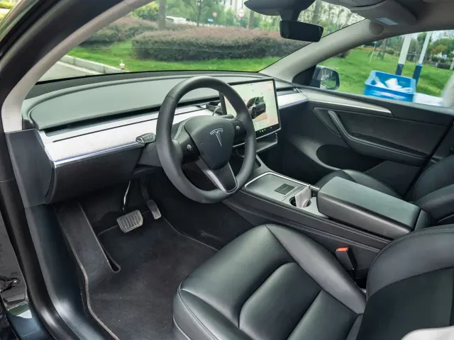 Tesla Model Y — Фото автомобиля 13