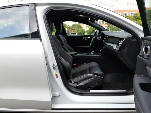 Volvo S60 — Фото автомобиля 14