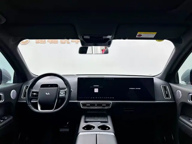 Li Auto L9 — Фото автомобиля 9