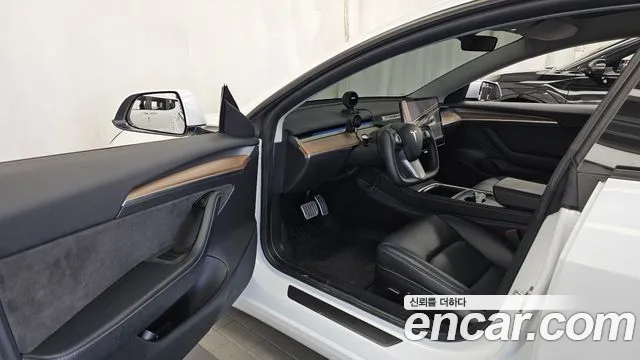 Tesla Model 3 — Фото автомобиля 10