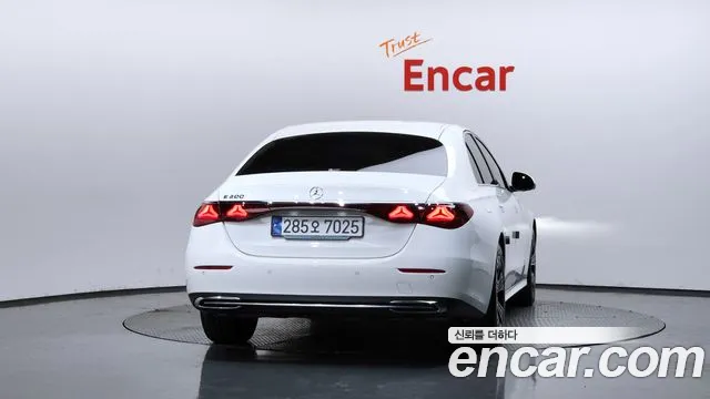 Mercedes-Benz E-Class — Фото автомобиля 4
