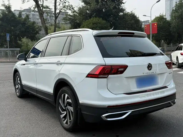 Volkswagen Tiguan L — Фото автомобиля 4