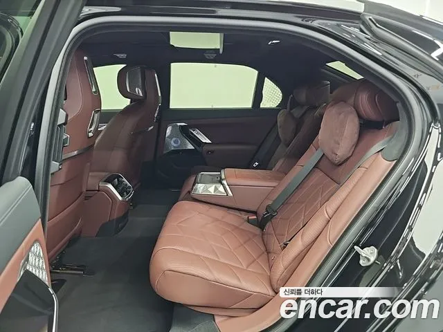 BMW i7 G70 — Фото автомобиля 12