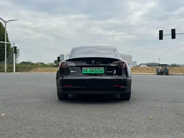 Tesla Model 3 — Фото автомобиля 8