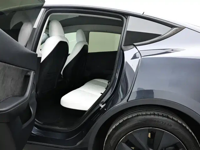 Tesla Model Y — Фото автомобиля 14