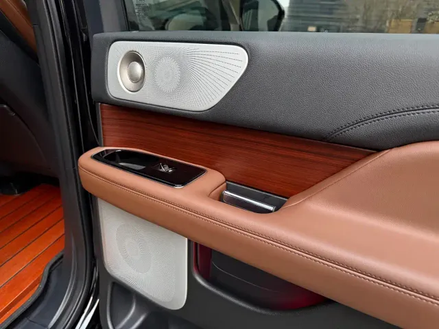 Lincoln Navigator — Фото автомобиля 12