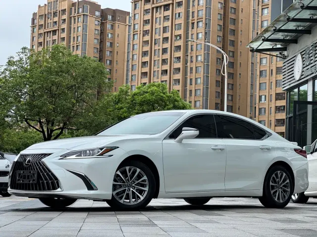 Lexus ES — Фото автомобиля 2