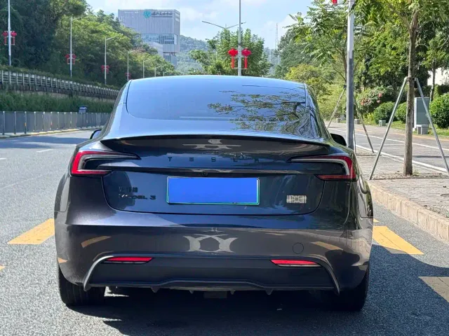 Tesla Model 3 — Фото автомобиля 5