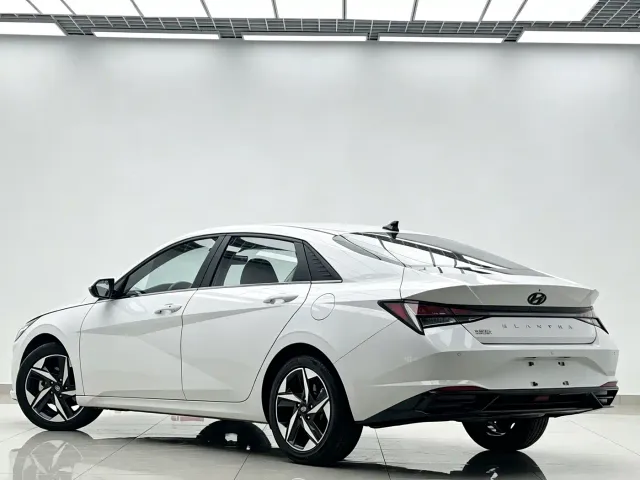 Hyundai Elantra — Фото автомобиля 4