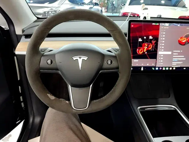Tesla Model Y — Фото автомобиля 10