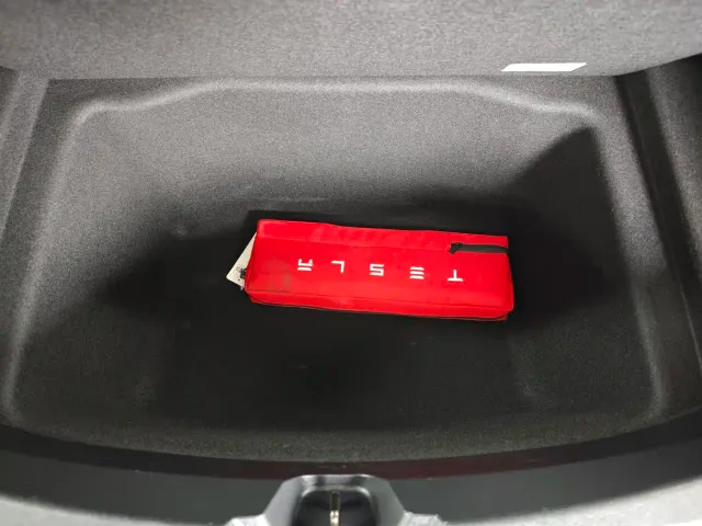 Tesla Model 3 — Фото автомобиля 21