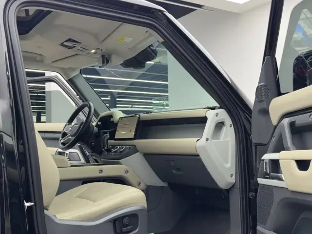 Land Rover Defender — Фото автомобиля 9