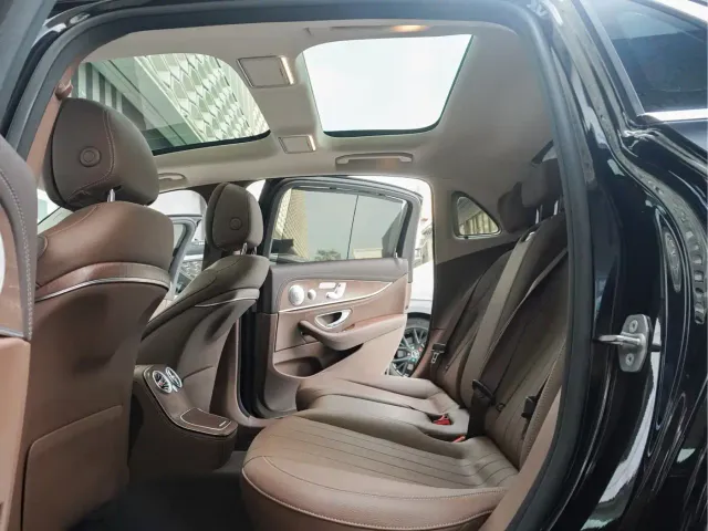 Mercedes-Benz E-Class — Фото автомобиля 30