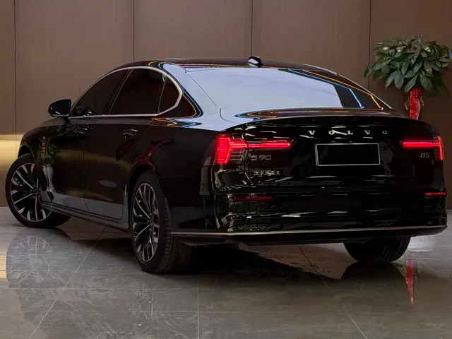 Volvo S90 — Фото автомобиля 2