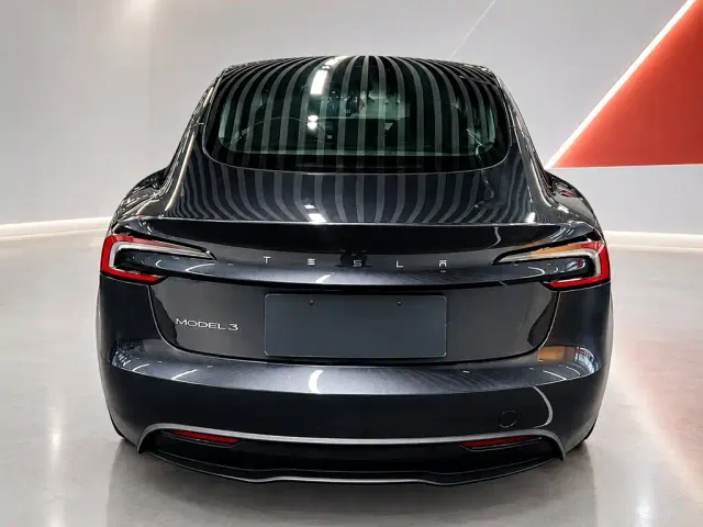 Tesla Model 3 — Фото автомобиля 5