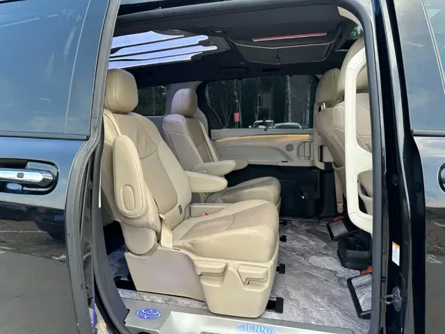Toyota Sienna — Фото автомобиля 19