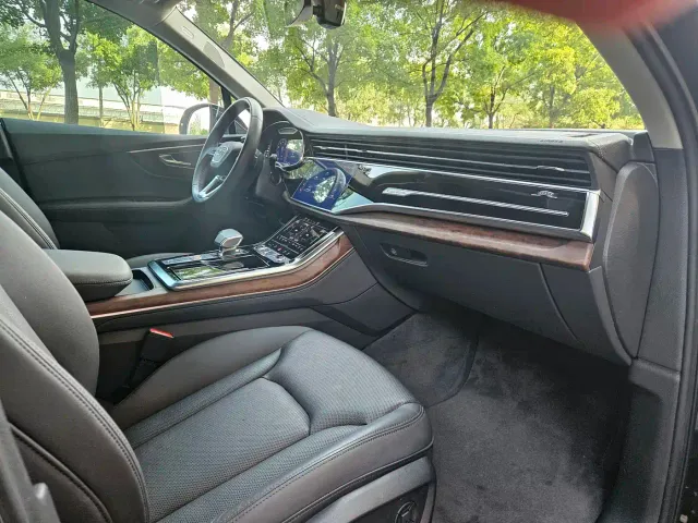 Audi Q7 — Фото автомобиля 9