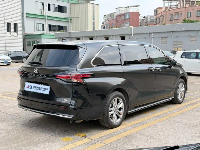 Toyota Sienna — Фото автомобиля 25