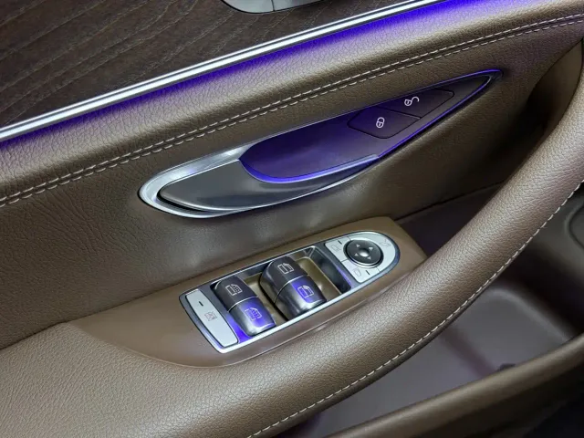 Mercedes-Benz E-Class — Фото автомобиля 21
