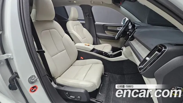 Volvo XC40 — Фото автомобиля 26