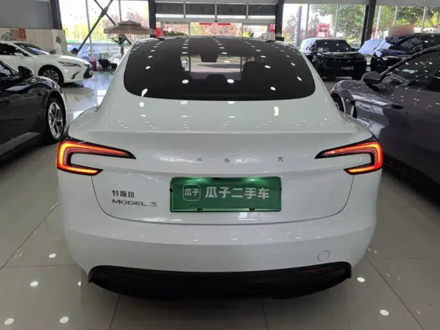 Tesla Model 3 — Фото автомобиля 5