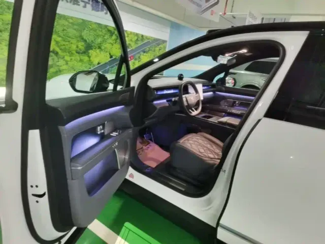 Nio ES8 — Фото автомобиля 15