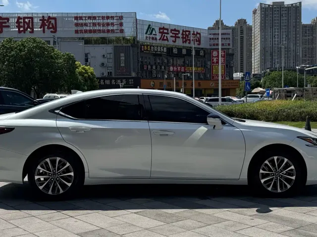 Lexus ES — Фото автомобиля 5