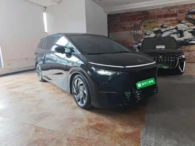 Xpeng X9 — Фото автомобиля 3