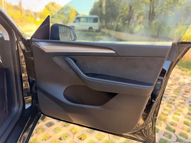 Tesla Model Y — Фото автомобиля 18