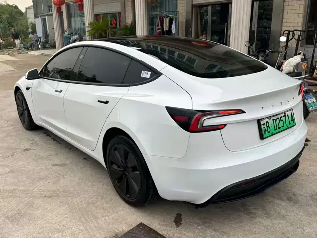 Tesla Model 3 — Фото автомобиля 6