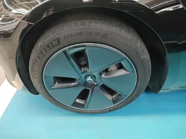 Tesla Model 3 — Фото автомобиля 22