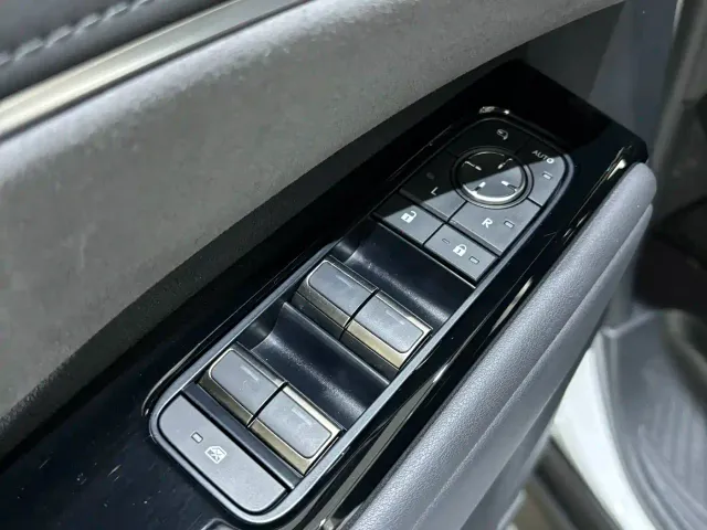 Lexus LM — Фото автомобиля 7