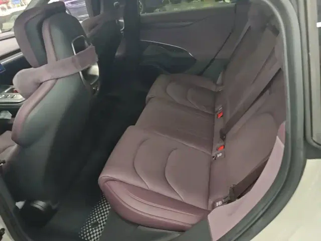 Xiaomi SU7 — Фото автомобиля 16
