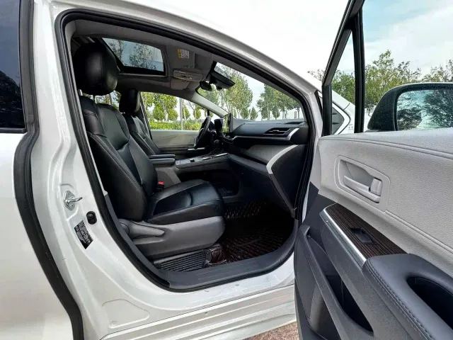 Toyota Sienna — Фото автомобиля 8