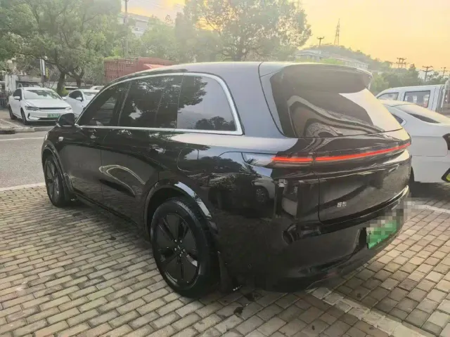 Li Auto L8 — Фото автомобиля 4