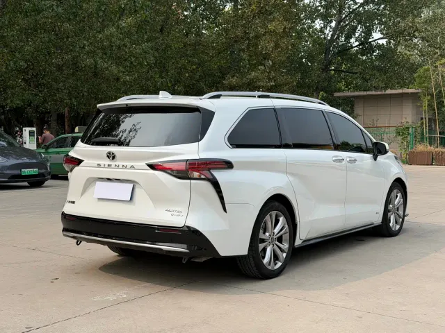 Toyota Sienna — Фото автомобиля 17