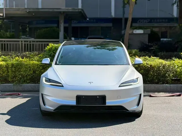 Tesla Model 3 — Фото автомобиля 2