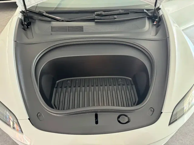 Tesla Model 3 — Фото автомобиля 5